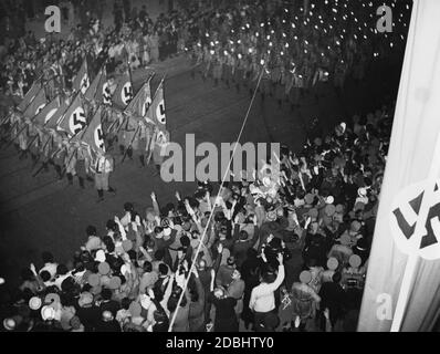 Blick auf den marsch der Flaggendelegationen auf dem sogenannten Adolf-Hitler-Platz während des NSDAP-Kongresses in Nürnberg, angefeuert von der Menge. Stockfoto