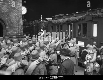 Eine Truppe des NS-Arbeitsdienstes Gau 9 bereitet sich im Anhalter Bahnhof in Berlin auf die Sonderzugfahrt zum NSDAP-Kongress in Nürnberg vor. Stockfoto