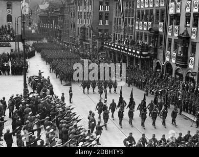 Adolf Hitler (links im Mercedes stehend) grüßt die Formationen des Reichsarbeitsdienstes auf dem festlich geschmückten sogenannten Adolf-Hitler-Platz während des NSDAP-Kongresses in Nürnberg. Stockfoto