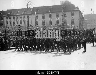 "Adolf Hitler (links im Auto, vor ihm Viktor Lutze) grüßt die Standartträger der SA auf dem sogenannten Adolf-Hitler-Platz während des NSDAP-Kongresses in Nürnberg. In der ersten Reihe sind Standards mit der Aufschrift "Deutschland wach" von Sachsen, Dresden, Leipzig, Floeha, Chemnitz, Oelsnitz, Doebeln, Zwickau. Rechts Pirna, Aue i.E., Annaberg, Zittau.' Stockfoto