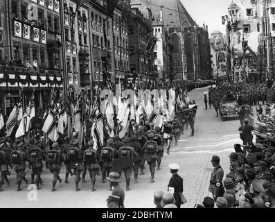 Adolf Hitler grüßt auf dem Adolf-Hitler-Platz während des NSDAP-Kongresses in Nürnberg in einem Mercedes die Stahlhelm-Fahnen. Im Hintergrund ist ein Teil der St. Sebaldus Kirche. Stockfoto