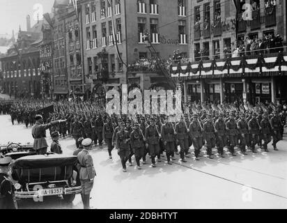 "Adolf Hitler auf der linken Seite im Mercedes-Benz grüßt der Reichsarbeitsdienst auf dem nach ihm benannten Adolf-Hitler-Platz in Nürnberg." Stockfoto