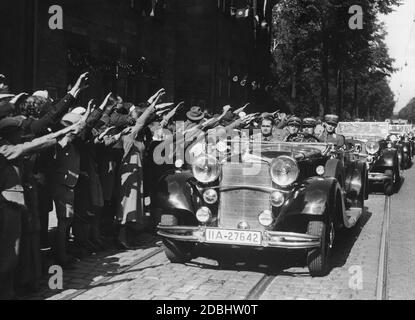 Rudolf Hess (links) kommt in einem Mercedes 770 K zum NSDAP-Kongress nach Nürnberg, wo er von der Bevölkerung begeistert aufgenommen wird. Stockfoto