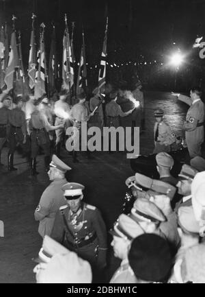 Auf dem Bahnhofsplatz in Nürnberg grüßt Adolf Hitler die politischen Führer der NSDAP während des Fackelzugs. Stockfoto