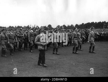 Adolf Hitler, Rudolf Hess (hinter Hitler links) und Robert Ley (rechts) kommen auf dem Zeppelinfeld zur Kundgebung der politischen Führer zusammen mit den Führern der NSDAP an. Links Heinrich Hoffmann mit einer Fotokamera. Stockfoto