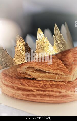 Königskuchen, Galette des rois und seine Krone aus nächster Nähe Stockfoto