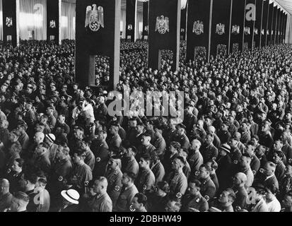 Blick auf die versammelten Teilnehmer der Eröffnungsveranstaltung des NSDAP-Kongresses in der Nürnberger Luitpoldhalle. Die Säulen sind mit den Nazi-Souveränitätssymbolen verziert. Stockfoto