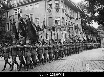 Die 110 ältesten Flaggen von Armee und Kriegsmarine werden während des NSDAP-Kongresses in Nürnberg aus dem Kommandeurbüro in das Zeltlager der Wehrmacht gebracht. Stockfoto