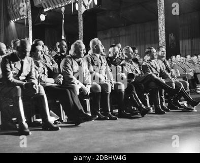 Bei der Eröffnung des NSDAP-Kongresses in der Nürnberger Luitpoldhalle von links: Joseph Goeebels, Robert Ley, Franz Xaver Schwarz, Heinrich Himmler, Viktor Lutze, Adolf Hitler und Rudolf Hess. Hinter Schwarz steht Joachim von Ribbentrop, hinter Hitler Wilhelm Brückner und Julius Schaub. Rechts, August Wilhelm von Preußen. Stockfoto