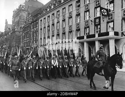 Blick auf die Parade der 110 ältesten Flaggen der Armee und der Kriegsmarine vor dem Hotel Deutscher Hof während der Nürnberger Rallye. Stockfoto