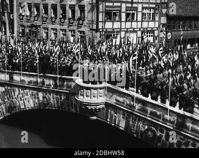 Blick auf die Fahnenparade der nationalsozialistischen Organisationen während des NSDAP-Kongresses in Nürnberg auf der Fleischbrücke über die Pegnitz. Stockfoto