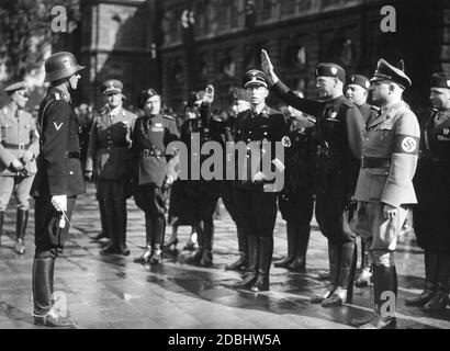 'Zum Empfang einer italienischen Delegation von Faschisten ist vor dem Nürnberger Hauptbahnhof eine Ehrenwache der SS-Standarte 'Deutsches' marschiert, hier der Offizier der Ehrenwache bei der Berichterstattung.' Stockfoto