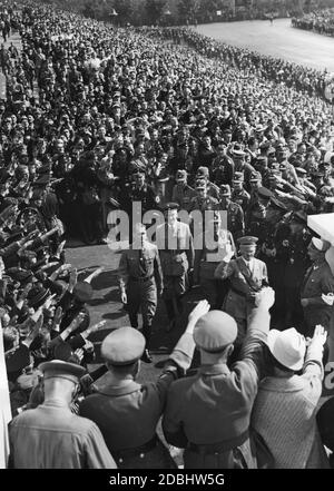 Adolf Hitler und hinter ihm von links nach rechts kommen Rudolf Hess, Konstantin Hierl und Wilhelm Frick auf dem Zeppelinfeld zur Parade des Reichsarbeitsdienstes auf dem Zeppelinfeld auf dem Reichsparteitagsgelände Nürnberg an. Stockfoto