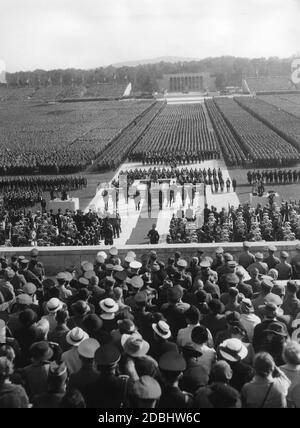 Adolf Hitler hält eine Rede am Tag der SA, SS und NSKK in der Luitpoldarena auf dem Reichsparteitagsgelände. Im Hintergrund die Ehrenhalle. Stockfoto