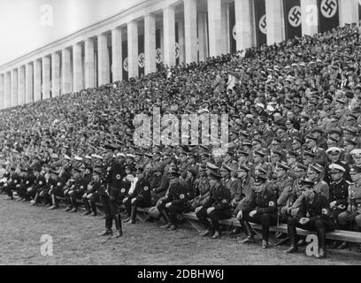 Teilansicht der Zuschauer, darunter SS und Wehrmacht, während der märzvergangenheit von Formationen des Reichsarbeitsdienstes auf dem Zeppelinfeld. Stockfoto