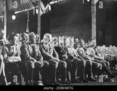 Während Alfred Rosenbergs Rede zur Eröffnung des NSDAP-Kongresses in der Nürnberger Luitpoldhalle von links nach rechts: Joseph Goeebels, Robert Ley, Franz Xaver Schwarz, Heinrich Himmler, Viktor Lutze, Adolf Hitler und Rudolf Hess. Hinter Schwarz steht Joachim von Ribbentrop, hinter Hitler, Wilhelm Brückner und Julius Schaub. Rechts, August Wilhelm von Preußen. Stockfoto