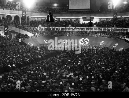 "Eine Rede Adolf Hitlers bei einer Kundgebung im Berliner Sportpalast eröffnet den Wahlkampf zur Reichstagswahl und das Referendum über den Austritt aus dem Völkerbund am 12.11.1933. Im Hintergrund ist ein Transparent mit der Aufschrift: "Das deutsche Volk will Frieden, aber einen Ehrenfrieden und gleiche Rechte". Stockfoto