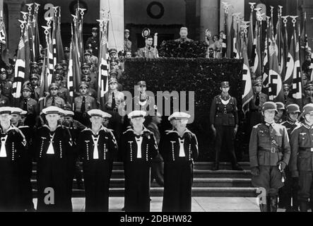 Reichsstatthalter Wilhelm Murr spricht zur Eröffnung der Ausstellung in Stuttgart. Links Gauleiter Ernst Wilhelm Bohle von der ausländischen Organisation der NSDAP. Stockfoto