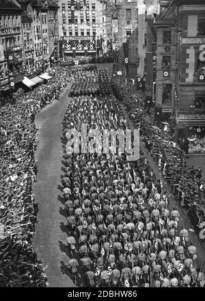 Auf dem Weg zum sogenannten Adolf-Hitler-Platz marschieren die Formationen des NSKK in Zwölferreihen durch eine dichte Ehrenlinie in der Nürnberger Kaiserstraße. Stockfoto