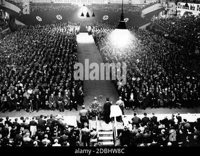 Joseph Goebbels spricht im Berliner Sportpalast während des Reichstagswahlkampfes vom 11. Dezember 1933 und des Referendums über den Austritt aus dem Völkerbund. Stockfoto