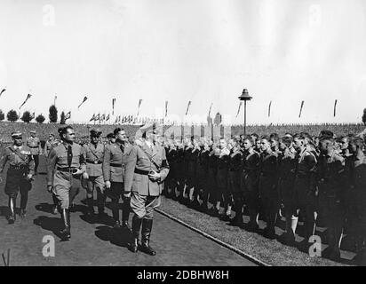 Adolf Hitler (vorne) und hinter ihm von links nehmen Adolf Huehnlein, Rudolf Hess und Baldur von Schirach den Gruß der HJ im Stadion der Hitlerjugend ein. Im Hintergrund Wilhelm Brückner. Stockfoto