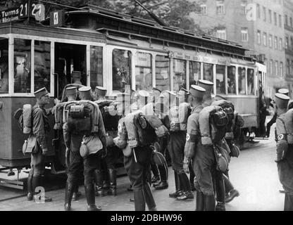 SA-Soldaten steigen in die Straßenbahn, um zum Bahnhof Wilhelmshaven zu gelangen. Sie sind auf dem Weg zum NSDAP-Kongress in Nürnberg. Stockfoto