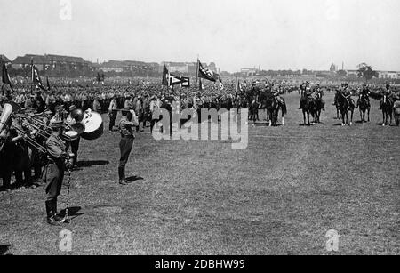 Bei einem SA-marsch auf das Tempelhofer Feld in Berlin inspiziert Stabschef Roehm die Truppen. Stockfoto