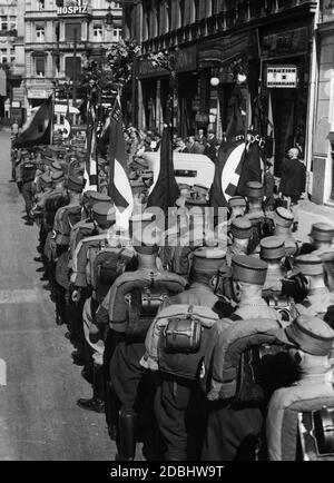 Nach der Rückkehr der SA-Truppen vom NSDAP-Kongress in Nürnberg bilden sie sich vor dem Anhalter Bahnhof in Berlin. Stockfoto