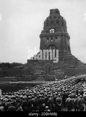 Blick auf das Völkerschlachtdenkmal in Leipzig zum Gau-Tag der Sächsischen NSDAP während der Rede Adolf Hitlers. Im Vordergrund sind SA-Mitglieder. Stockfoto