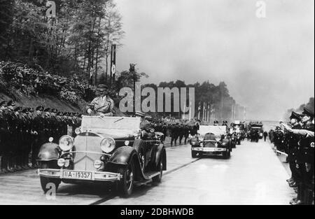 Adolf Hitler fährt im Auto auf der neu eröffneten Reichsautobahn von Frankfurt nach Darmstadt (heute A5). Stockfoto