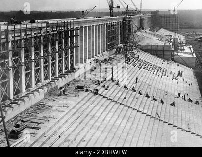 Blick auf das neue Tribünengebäude auf dem Zeppelin-Feld während der Vorbereitungen für den NSDAP-Kongress in Nürnberg. Stockfoto