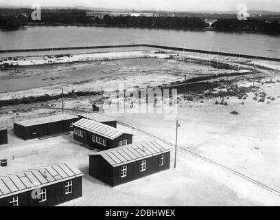 Blick auf die Baustelle der geplanten Kongresshalle am Großen Dutzendteich auf dem Parteigelände Nürnberg. Neben der Baustelle befinden sich mehrere Baucontainer. Im Hintergrund das Zeppelinfeld. Stockfoto