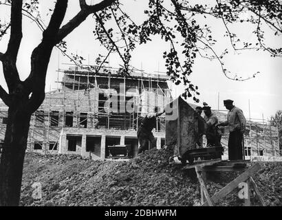 "Bauarbeiter bauen das neue Rathaus in Goslar für die Reichsbauerntage. Mit den Baumaßnahmen sollte die Zahl der Arbeitslosen im Zuge von Maßnahmen zur Schaffung von Arbeitsplätzen verringert werden." Stockfoto