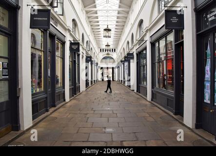 Ein Mann geht an geschlossenen Geschäften im Covent Garden Market, London, während der zweiten nationalen Sperre in England vorbei. Stockfoto