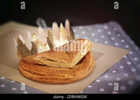 Königskuchen, Galette des rois und seine Krone aus nächster Nähe Stockfoto