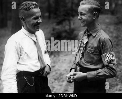 Zwei Jungen des Vereins für Deutschtum im Ausland sprechen in Uniform miteinander. Stockfoto