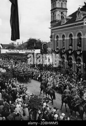Der Eintritt des Infanterie-Regiments Doeberitz in die neue Garnison bei Neustrelitz wurde feierlich mit einer Parade durchgeführt. Eine Wehrmachtskapelle läuft vor dem Marktplatz. Stockfoto