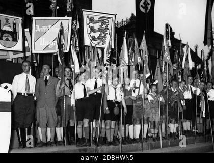 Blick auf einen Teil der Wimpel und Flaggen der VDA-Jugend, die anlässlich des Pfingsttreffens des VDA in Mainz und Trier zur Volksdeutschen Kundgebung auf dem Adolf-Hitler-Platz am Mainzer Rheinufer zur Unterstützung des Saarlandes marschierten. Unter den Zeichen ist auch die deutsche Volksgruppe von Ungarn anwesend. Stockfoto