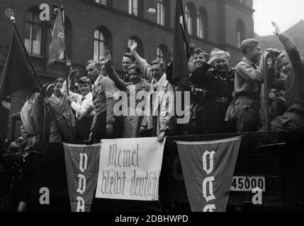 "Der Volksbund für das Deutschtum im Ausland, VDA, organisiert eine Demonstrationsfahrt mit Lastwagen zu den anstehenden Wahlen im Memel-Gebiet. Hier ist ein LKW mit Schulkindern und der Slogan 'mmel bleibt deutsch' auf dem Alexanderplatz in Berlin.' Stockfoto