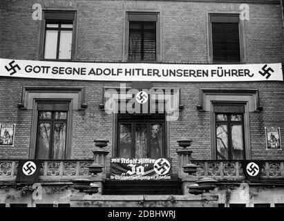 'Banner mit dem Aufschrift 'Gott segne Adolf Hitler unseren Führer'' auf einem Haus in Potsdam. Unter dem Wahlkampfmotto ''mit Adolf Hitler ''Ja für Gleichheit und Frieden'''. Stockfoto