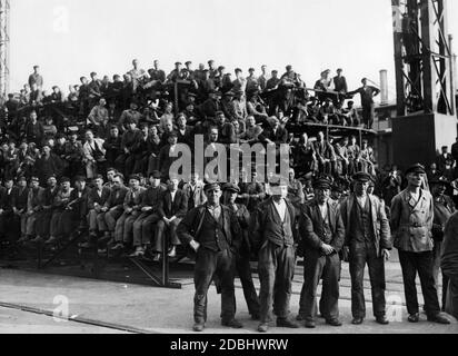 Arbeiter der Werft Blohm & Voss hören eine Rede von Adolf Hitler. Stockfoto