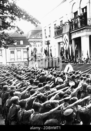 Joseph Goebbels begrüßt die Teilnehmer des Welttreffens der Hitlerjugend vor dem Propagandaministerium. Stockfoto