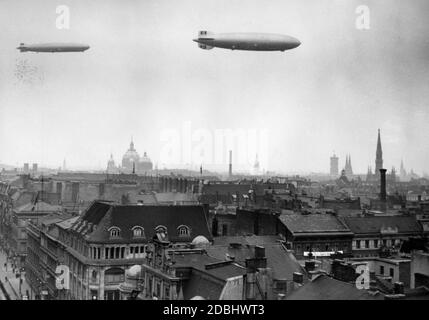 'Die Luftschiffe LZ 129 ''Hindenburg'' und LZ 127 ''Graf Zeppelin'' über Berlin.' Stockfoto