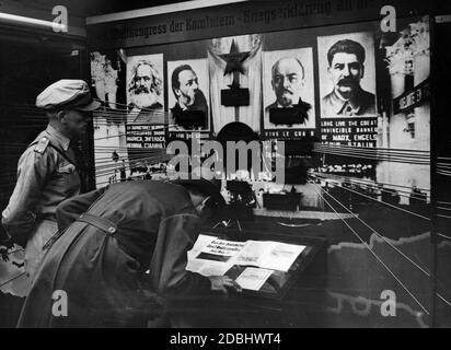 'Ansicht der Ausstellung ''Weltfeind Nr.1 - der Bolschewismus'' während des NSDAP-Kongresses in Nürnberg 1936. Die Veranstaltung wird von der NSDAP und der Anti-Komintern organisiert." Stockfoto