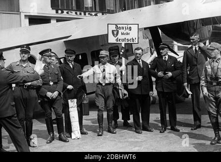 "Eine Delegation aus Danzig kommt zum Tag der deutschen Arbeit nach Berlin. Ein Schild mit der Aufschrift "Danzig bleibt deutsch" propagiert bereits am 1. Mai 1933 die Annexion Danzigs an das Reich." Stockfoto