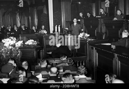 Joseph Goebbels spricht beim Reichspressetag des Reichsverbandes der Deutschen Presse im Herrenhaus. Oben rechts, im Sitz des Vorsitzenden, der Leiter der RDP Wilhelm Weiss (Chefredakteur des Voelkischen Beobachter). Stockfoto