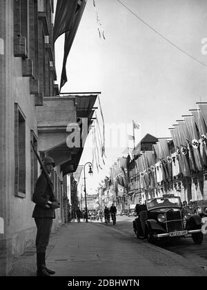 Blick auf die festlich gekennzeichnete Wilhelmsstraße in Berlin. Links die Reichskanzlei. Stockfoto