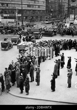 Im Zuge der Besetzung des Rheinlandes am 07.03.1936 hält Adolf Hitler eine Radiorede. Es folgte eine Schweigeminute im Reich. Stockfoto