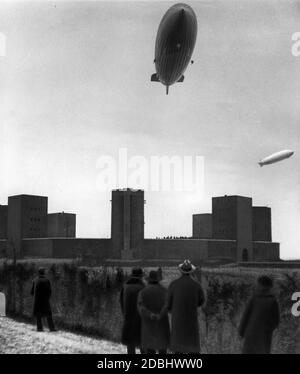 Hindenburg (LZ 129) und Graf Zeppelin (LZ 127) über dem Tannenberg-Denkmal in Ostpreußen - der Begräbnisstätte von Hindenburg. Stockfoto