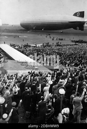 'Das Luftschiff LZ 127 ''Graf Zeppelin'' wird mit Nationalhymne und Nazi-Gruß empfangen.' Stockfoto